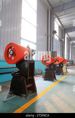 TANGSHAN - DÉCEMBRE 22 : les machines et équipements dans l'atelier, dans une entreprise de fabrication d'équipements solaires le 22 décembre 2013, tangshan, ch Banque D'Images