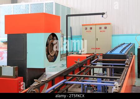 TANGSHAN - DÉCEMBRE 22 : les machines et équipements dans l'atelier, dans une entreprise de fabrication d'équipements solaires le 22 décembre 2013, tangshan, ch Banque D'Images