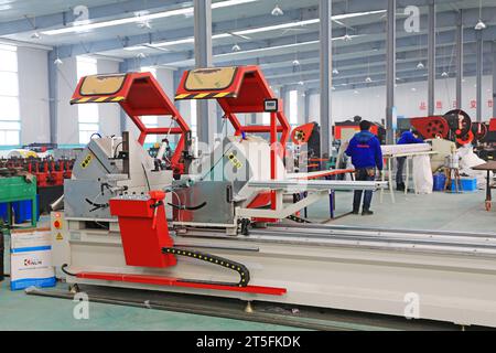 TANGSHAN - DÉCEMBRE 22 : les machines et équipements dans l'atelier, dans une entreprise de fabrication d'équipements solaires le 22 décembre 2013, tangshan, ch Banque D'Images