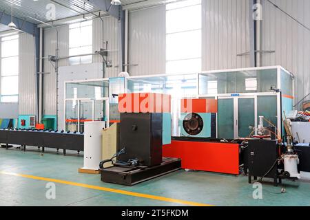 TANGSHAN - DÉCEMBRE 22 : les machines et équipements dans l'atelier, dans une entreprise de fabrication d'équipements solaires le 22 décembre 2013, tangshan, ch Banque D'Images