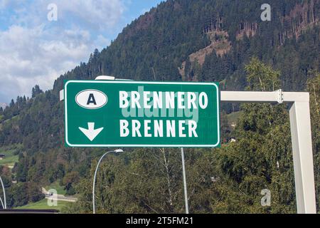 Die Brennerautobahn ist eine Autobahn, die von Innsbruck in Österreich Brenner Autobahn, A 13 über den Brennerpass nach Modena in Italien Autostrada A22 führt. SIE ist Teil der europäischen Nord-Süd-Verbindung mit der Europastraße 45. Brennerautobahn *** la Brennerautobahn est une autoroute qui part d'Innsbruck en Autriche Brenner Autobahn, A 13 sur le col du Brenner à Modène en Italie Autostrada A22 elle fait partie de la liaison nord-sud européenne avec la route européenne 45 Brennerautobahn crédit : Imago/Alamy Live News Banque D'Images