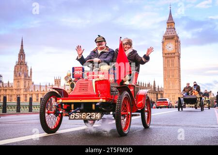 Londres, Royaume-Uni. 05 novembre 2023. Les propriétaires d'une couverture rouge de 1902 ont appelé 'Rosie' vague aux spectateurs. Le RM Sotheby's London to Brighton Veteran car Run, l'un des événements automobiles les plus anciens au monde, part à Hyde Park, en admirant le Mall, Whitehall et Westminster Bridge avant de poursuivre leur voyage vers la côte du Sussex. Une voiture participante doit être pré-1905 voitures prendre part à la course. Crédit : Imageplotter/Alamy Live News Banque D'Images