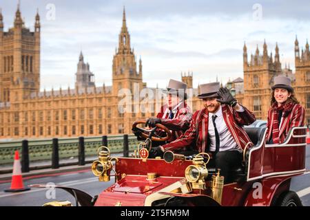 Londres, Royaume-Uni. 05 novembre 2023. Un James & Browne de 1902 avec chauffeur et passagers joyeux sur Westminster Bridge avec les chambres du Parlement et Big Ben en arrière-plan. Le RM Sotheby's London to Brighton Veteran car Run, l'un des événements automobiles les plus anciens au monde, part à Hyde Park, en admirant le Mall, Whitehall et Westminster Bridge avant de poursuivre leur voyage vers la côte du Sussex. Une voiture participante doit être pré-1905 voitures prendre part à la course. Crédit : Imageplotter/Alamy Live News Banque D'Images