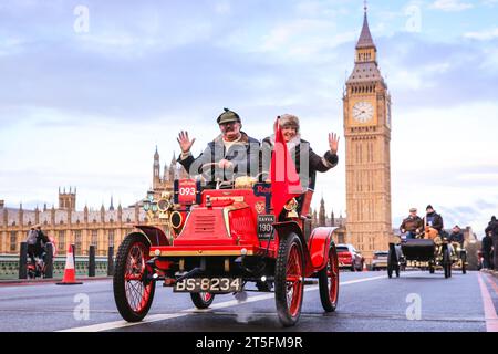 Londres, Royaume-Uni. 05 novembre 2023. Les propriétaires d'une couverture rouge de 1902 ont appelé 'Rosie' vague aux spectateurs. Le RM Sotheby's London to Brighton Veteran car Run, l'un des événements automobiles les plus anciens au monde, part à Hyde Park, en admirant le Mall, Whitehall et Westminster Bridge avant de poursuivre leur voyage vers la côte du Sussex. Une voiture participante doit être pré-1905 voitures prendre part à la course. Crédit : Imageplotter/Alamy Live News Banque D'Images