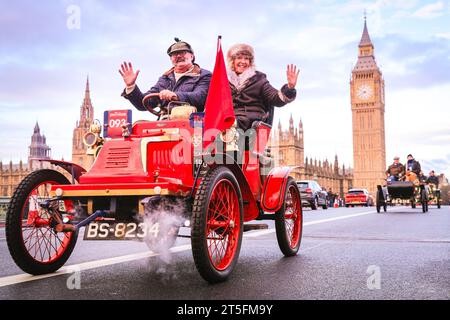 Londres, Royaume-Uni. 05 novembre 2023. Les propriétaires d'une couverture rouge de 1902 ont appelé 'Rosie' vague aux spectateurs. Le RM Sotheby's London to Brighton Veteran car Run, l'un des événements automobiles les plus anciens au monde, part à Hyde Park, en admirant le Mall, Whitehall et Westminster Bridge avant de poursuivre leur voyage vers la côte du Sussex. Une voiture participante doit être pré-1905 voitures prendre part à la course. Crédit : Imageplotter/Alamy Live News Banque D'Images