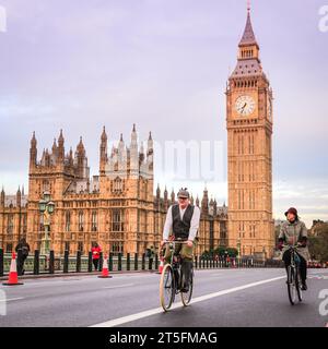 Londres, Royaume-Uni. 05 novembre 2023. Deux cyclistes en tenue victorienne participent à la course. Le RM Sotheby's London to Brighton Veteran car Run, l'un des événements automobiles les plus anciens au monde, part à Hyde Park, en admirant le Mall, Whitehall et Westminster Bridge avant de poursuivre leur voyage vers la côte du Sussex. Une voiture participante doit être pré-1905 voitures prendre part à la course. Crédit : Imageplotter/Alamy Live News Banque D'Images