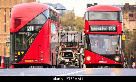 Londres, Royaume-Uni. 05 novembre 2023. Un Darracq semble être pris en sandwich entre deux bus rouges de Londres. Le RM Sotheby's London to Brighton Veteran car Run, l'un des événements automobiles les plus anciens au monde, part à Hyde Park, en admirant le Mall, Whitehall et Westminster Bridge avant de poursuivre leur voyage vers la côte du Sussex. Une voiture participante doit être pré-1905 voitures prendre part à la course. Crédit : Imageplotter/Alamy Live News Banque D'Images