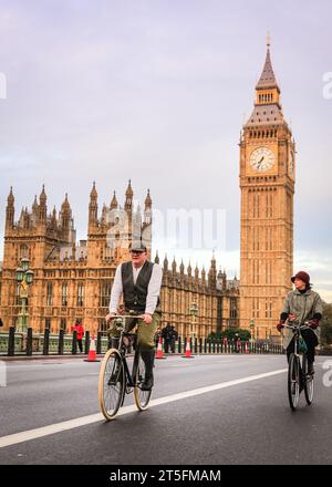 Londres, Royaume-Uni. 05 novembre 2023. Deux cyclistes en tenue victorienne participent à la course. Le RM Sotheby's London to Brighton Veteran car Run, l'un des événements automobiles les plus anciens au monde, part à Hyde Park, en admirant le Mall, Whitehall et Westminster Bridge avant de poursuivre leur voyage vers la côte du Sussex. Une voiture participante doit être pré-1905 voitures prendre part à la course. Crédit : Imageplotter/Alamy Live News Banque D'Images