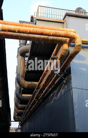 matériau tuyau enveloppé dans l'isolation thermique dans une usine Banque D'Images