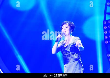 COMTÉ de LUANNAN - JANVIER 3 : les artistes de PingJu sur la scène, dans le grand théâtre de ChengZhaoCai, le 3 janvier 2014, comté de Luannan, province de hebei, chi Banque D'Images