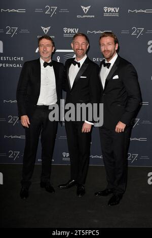 Guido Broscheit, Daniel Boschmann und Christian Dueren BEI der Ankunft Operngala zugunsten der Deutschen AIDS-Stiftungin Berlin 04.11. 2023 *** Guido Broscheit, Daniel Boschmann et Christian Dueren au gala de l'opéra d'arrivée au profit de la Fondation allemande contre le sida à Berlin 04 11 2023 Credit : Imago/Alamy Live News Banque D'Images