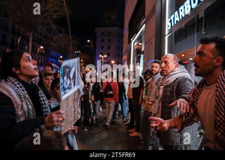 Barcelone, Espagne. 04 novembre 2023. Tensions devant un Starbucks à Barcelone pendant la marche pro-palestinienne. Près de 1 000 personnes ont manifesté au cœur de Barcelone pour manifester leur soutien au peuple palestinien. Crédit : SOPA Images Limited/Alamy Live News Banque D'Images
