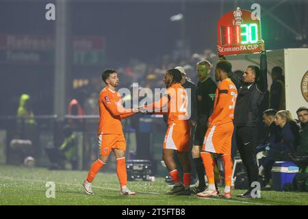 Owen Dale #7 de Blackpool sort pour Dominic Thompson #23 de Blackpool lors du match de la Emirates FA Cup Bromley FC vs Blackpool au Bromley football Club, Hayes Lane, Royaume-Uni, le 4 novembre 2023 (photo Gareth Evans/News Images) Banque D'Images