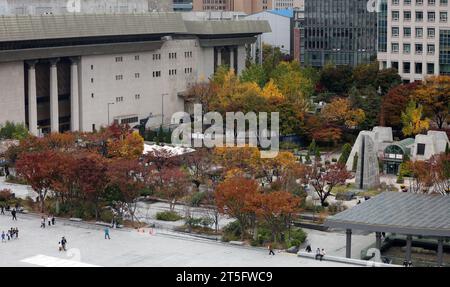 Séoul, Corée du Sud. 5 novembre 2023. Cette photo prise le 5 novembre 2023 montre le paysage automnal de Séoul, en Corée du Sud. Crédit : Yao Qilin/Xinhua/Alamy Live News Banque D'Images