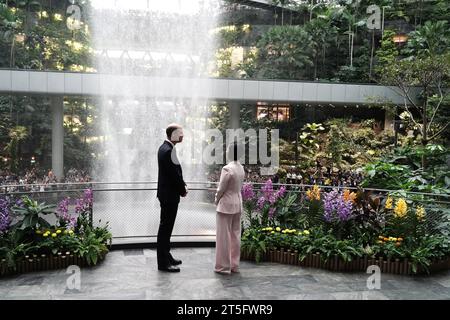 Le prince de Galles avec SIM Ann, ministre d'État au ministère des Affaires étrangères et au ministère du développement national, assistent à la plus haute cascade intérieure du monde, le Rain Vortex, alors qu'il arrive à l'aéroport Jewel Changi de Singapour, avant la troisième cérémonie annuelle de remise des prix Earthshot. Date de la photo : dimanche 5 novembre 2023. Banque D'Images