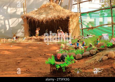 Des bergers avec un agneau sont venus adorer le Jésus nouveau-né, scène de nativité de Noël, Inde à Mumbai Banque D'Images