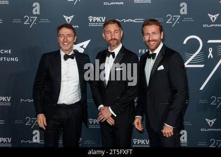 Sida gala 2023 Guido Broscheit, Daniel Boschmann und Christian Düren BEI der Operngala der Deutschen AIDS-Stiftung am 04.11.2023 in der Deutschen Oper à Berlin. *** Gala SIDA 2023 Guido Broscheit, Daniel Boschmann et Christian Düren au gala de l'opéra de la Fondation allemande pour le SIDA le 04 11 2023 au Deutsche Oper de Berlin Copyright : xEventpressxKochanx crédit : Imago/Alamy Live News Banque D'Images