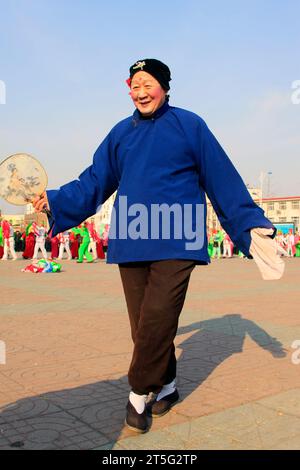 COMTÉ de LUANNAN - FÉVRIER 11 : bouffon portant des vêtements colorés, exécutant la danse yangko dans la rue, pendant le nouvel an lunaire chinois, le 11 février, Banque D'Images