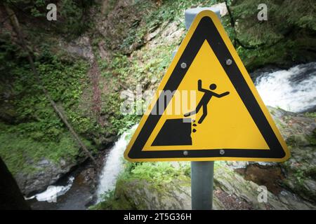 Panneau « danger de chute » dans les gorges de Ravenne Banque D'Images