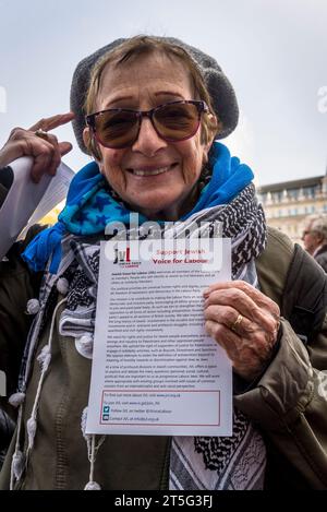 Femme juive faisant campagne contre "l'apartheid d'Israël" et faisant des feuillets pour "la voix juive pour le travail" lors de la manifestation pro-palestinienne à Trafalgar Square, Banque D'Images