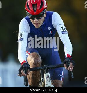 La française Celia Gery photographiée en action lors de la course féminine junior aux Championnats d'Europe de cyclocross, dimanche 05 novembre 2023, à Pontchateau, France. BELGA PHOTO DAVID PINTENS Banque D'Images