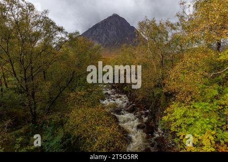 Buachaille Etive Mor avec Coupall de rivière au premier plan Banque D'Images