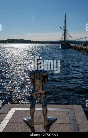 Oslo, Norvège : vue arrière de la sculpture du plongeur dans le port, place Radhusplassen Banque D'Images