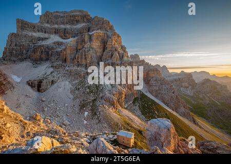 Cima Brenta Alta sommet dans le groupe des Dolomites de Brenta. Soleil au lever du soleil. Trentino. Alpes italiennes. Europe. Banque D'Images