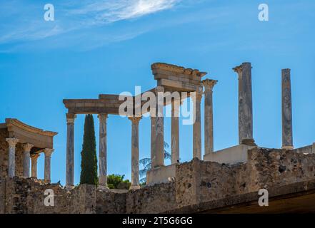 Dos des chapiteaux et colonnes du théâtre romain de Mérida, avec le soleil de midi illuminant les colonnes et les ruines du site archéologique Banque D'Images