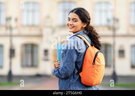Radieuse jeune érudite indienne avec ses livres académiques et son sac Banque D'Images