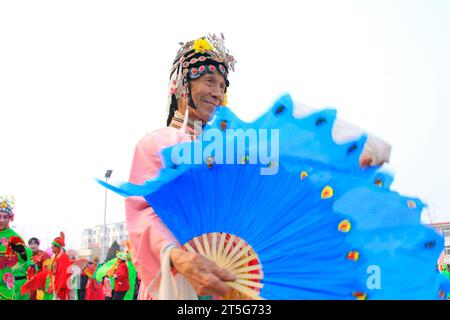 COMTÉ de LUANNAN - FÉVRIER 15 : vieil homme portant des vêtements colorés, exécutant la danse yangko dans la rue, pendant le nouvel an lunaire chinois, février 15, Banque D'Images