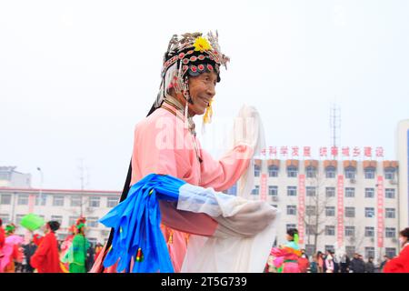 COMTÉ de LUANNAN - FÉVRIER 15 : vieil homme portant des vêtements colorés, exécutant la danse yangko dans la rue, pendant le nouvel an lunaire chinois, février 15, Banque D'Images