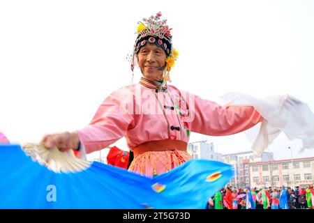 COMTÉ de LUANNAN - FÉVRIER 15 : vieil homme portant des vêtements colorés, exécutant la danse yangko dans la rue, pendant le nouvel an lunaire chinois, février 15, Banque D'Images