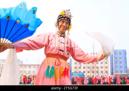 COMTÉ de LUANNAN - FÉVRIER 15 : vieil homme portant des vêtements colorés, exécutant la danse yangko dans la rue, pendant le nouvel an lunaire chinois, février 15, Banque D'Images