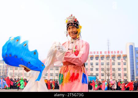 COMTÉ de LUANNAN - FÉVRIER 15 : vieil homme portant des vêtements colorés, exécutant la danse yangko dans la rue, pendant le nouvel an lunaire chinois, février 15, Banque D'Images