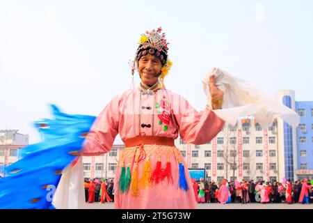 COMTÉ de LUANNAN - FÉVRIER 15 : vieil homme portant des vêtements colorés, exécutant la danse yangko dans la rue, pendant le nouvel an lunaire chinois, février 15, Banque D'Images