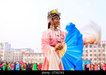 COMTÉ de LUANNAN - FÉVRIER 15 : vieil homme portant des vêtements colorés, exécutant la danse yangko dans la rue, pendant le nouvel an lunaire chinois, février 15, Banque D'Images