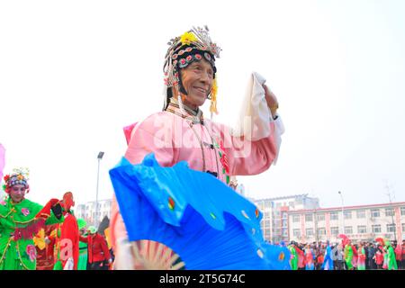 COMTÉ de LUANNAN - FÉVRIER 15 : vieil homme portant des vêtements colorés, exécutant la danse yangko dans la rue, pendant le nouvel an lunaire chinois, février 15, Banque D'Images