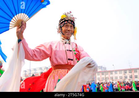 COMTÉ de LUANNAN - FÉVRIER 15 : vieil homme portant des vêtements colorés, exécutant la danse yangko dans la rue, pendant le nouvel an lunaire chinois, février 15, Banque D'Images