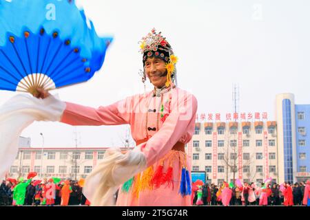 COMTÉ de LUANNAN - FÉVRIER 15 : vieil homme portant des vêtements colorés, exécutant la danse yangko dans la rue, pendant le nouvel an lunaire chinois, février 15, Banque D'Images
