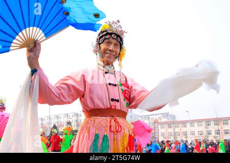 COMTÉ de LUANNAN - FÉVRIER 15 : vieil homme portant des vêtements colorés, exécutant la danse yangko dans la rue, pendant le nouvel an lunaire chinois, février 15, Banque D'Images