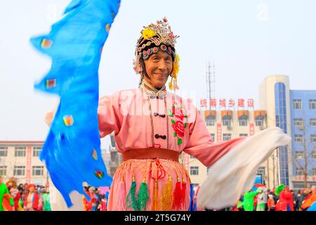 COMTÉ de LUANNAN - FÉVRIER 15 : vieil homme portant des vêtements colorés, exécutant la danse yangko dans la rue, pendant le nouvel an lunaire chinois, février 15, Banque D'Images