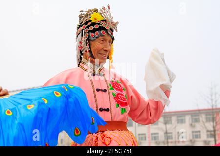 COMTÉ de LUANNAN - FÉVRIER 15 : vieil homme portant des vêtements colorés, exécutant la danse yangko dans la rue, pendant le nouvel an lunaire chinois, février 15, Banque D'Images