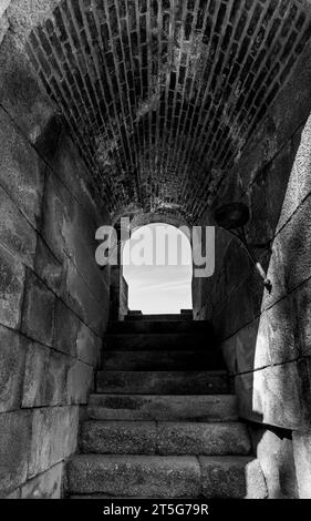 Intérieur d'une des entrées des tribunes de l'ancien théâtre romain de Mérida, avec un plafond voûté en briques et un escalier en granit Banque D'Images