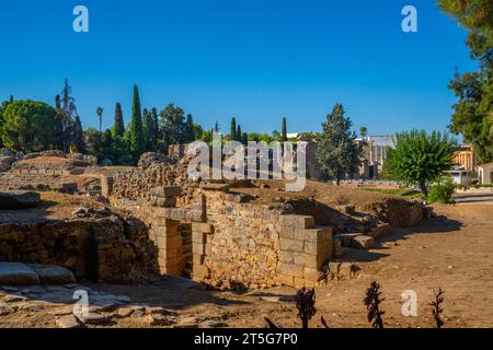 Vue sur les ruines du complexe architectural de l'amphithéâtre romain et du théâtre de Mérida et la scène du théâtre romain avec des colonnes derrière Banque D'Images