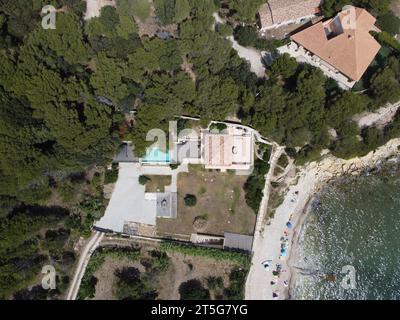 Vue aérienne d'une villa isolée avec piscine nichée sur une crique le long de la Côte d'Azur Banque D'Images