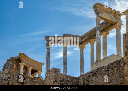 Dos des chapiteaux, colonnes et corniches de la scène du théâtre romain de Mérida, avec le soleil de midi illuminant les colonnes et les ruines de la Banque D'Images