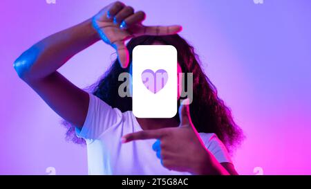 Femme noire capturant comme faire un cadre photo avec les doigts, collage Banque D'Images