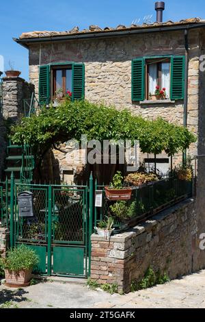 Un petit jardin clos à l'extérieur d'un chalet italien construit en pierre Banque D'Images