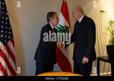 Amman, Jordanie. 04 novembre 2023. Le secrétaire d'État américain Antony Blinken, à gauche, salue le Premier ministre intérimaire libanais Najib Mikati, à droite, avant une réunion sur l'aide humanitaire aux civils à Gaza, le 4 novembre 2023 à Amman, en Jordanie. Crédit : Chuck Kennedy/Département d'État des États-Unis/Alamy Live News Banque D'Images